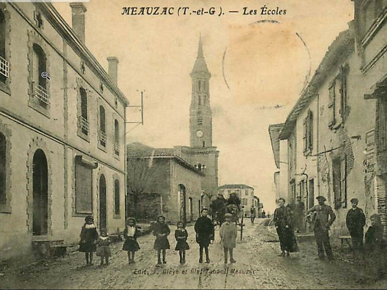 rue du village de Meauzac en noir et blanc avec clochet de l'égise en fond