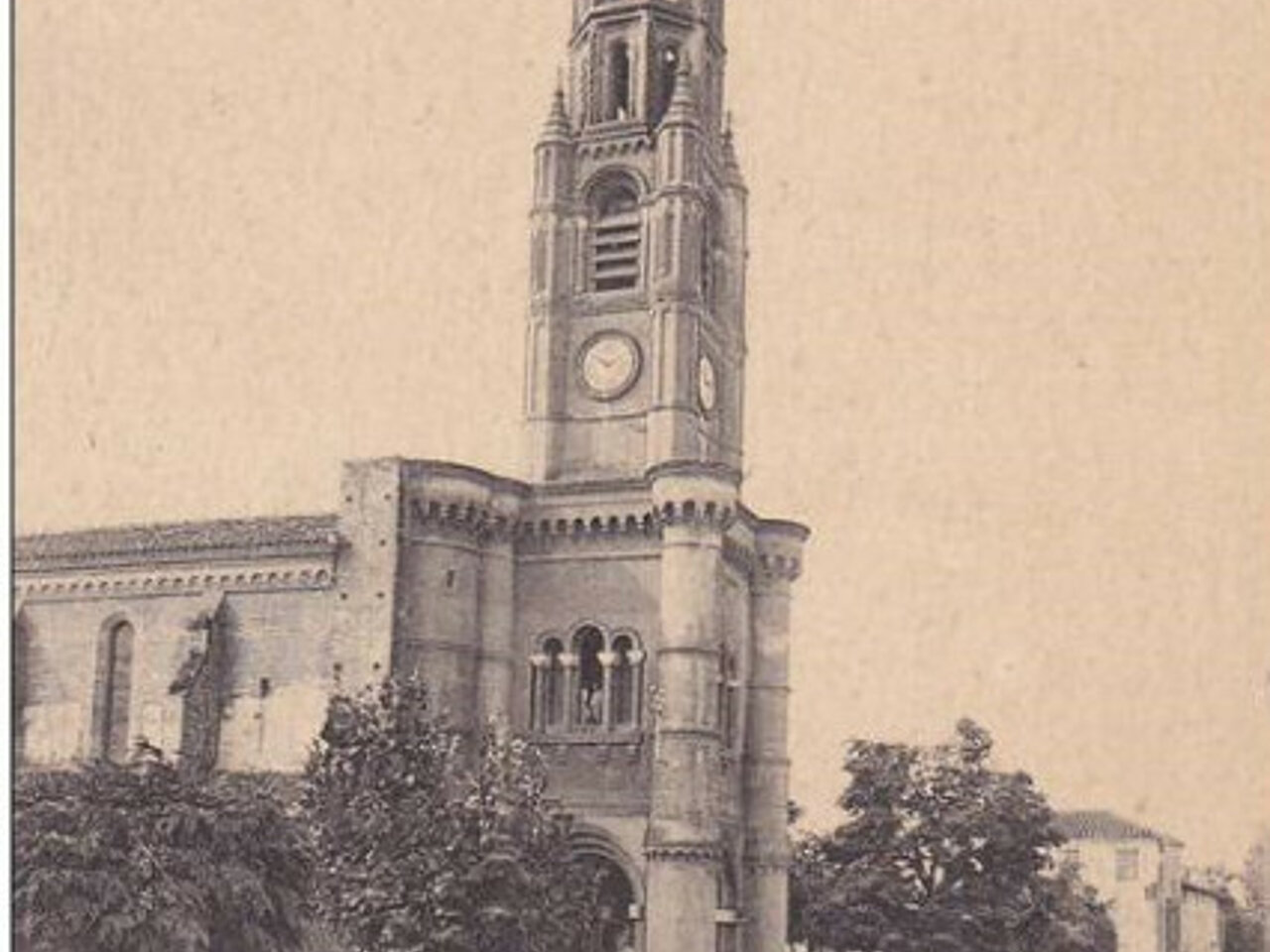 vue en hauteur et en noir et blanc de l'église de Meauzac