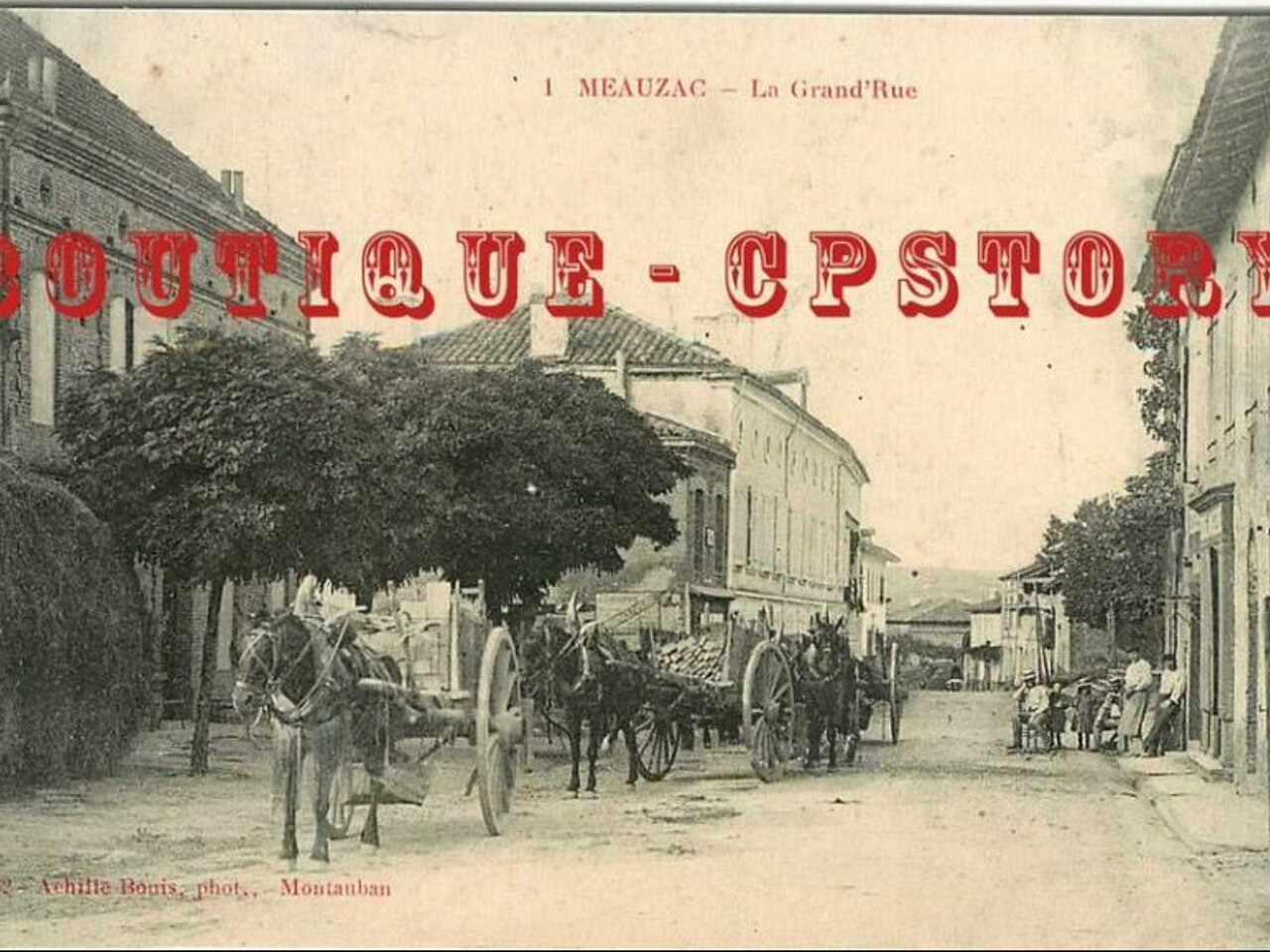 rue du village de Meauzac en noir et blanc avec des personnes et un cheval tractant une charette