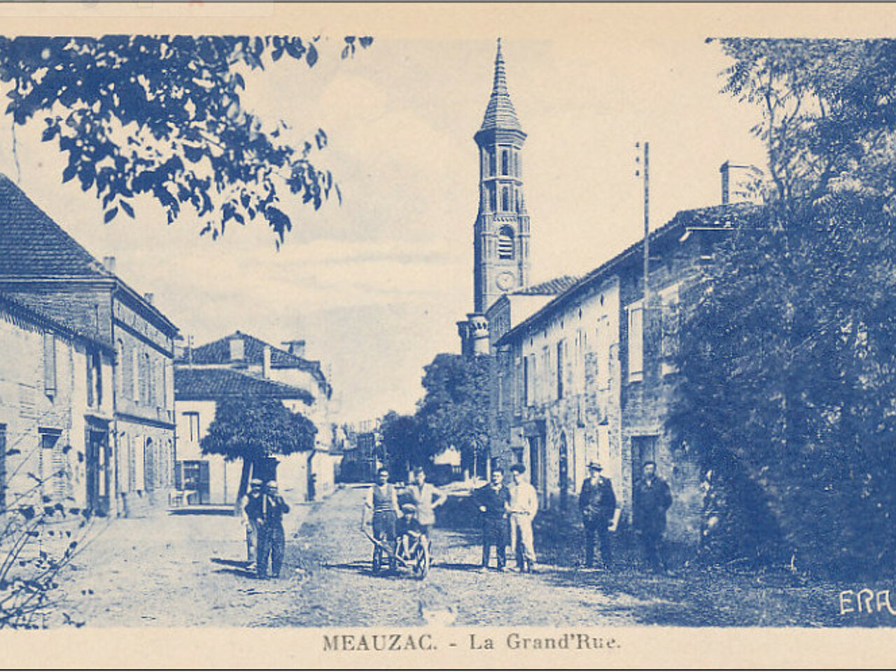 rue du village avec clochet de l'église en fond