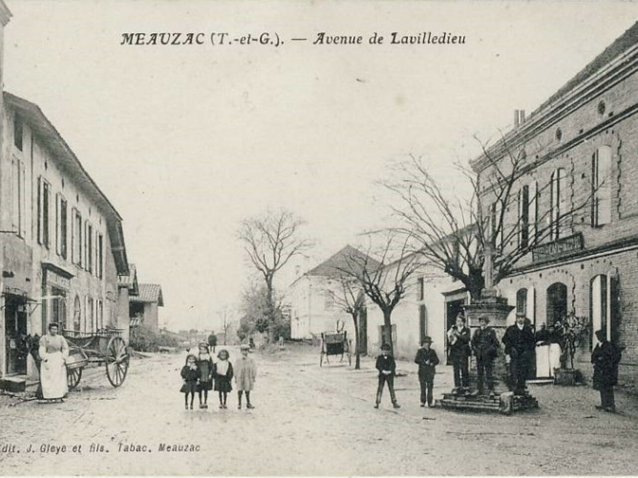 rue du village de Meauzac en noir et blanc avec des passant