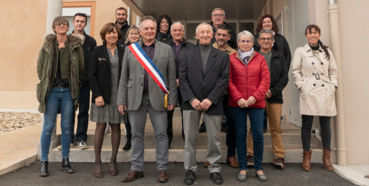 les membres du conseil municipal de meauzac qui posent devant la mairie