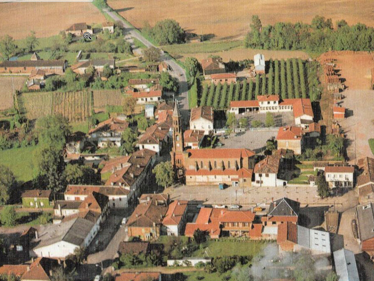 vue aérienne du village de Meauzac